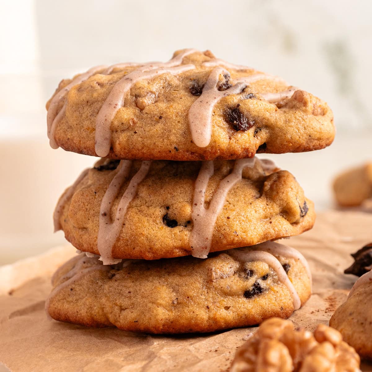 Close-up picture of 3 cookies stacked. 