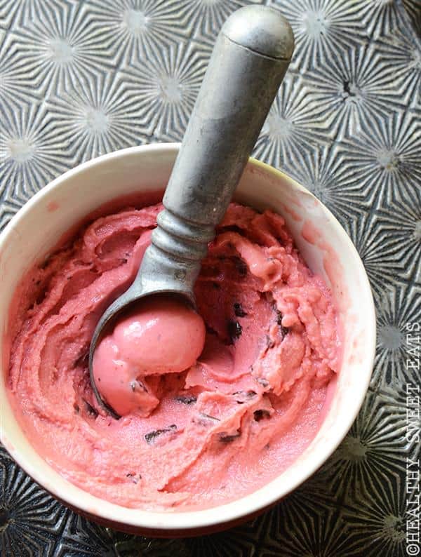 Easy-5-Ingredient-Chocolate-Chunk-Strawberry-Frozen-Yogurt-1 (Custom)