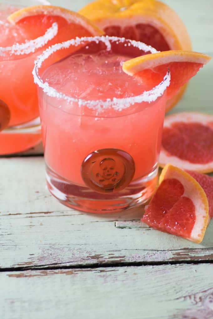 Salty Dog Cocktail, a drink with three ingredients grapefruit, vodka & salt