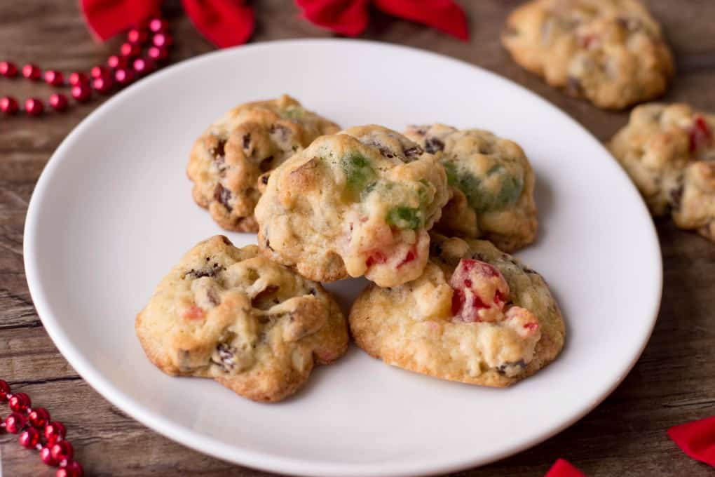 Best Ever Fruitcake Cookies auf einem weißen Teller.