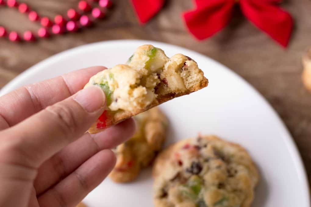 Best Ever Fruitcake Cookies sönderslagna för att se insidan. 