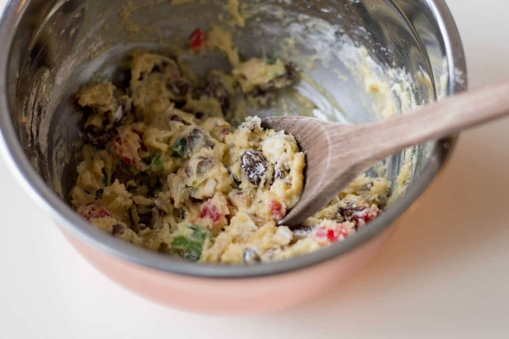 Mezcla en un bol para las mejores galletas de frutas de la historia.