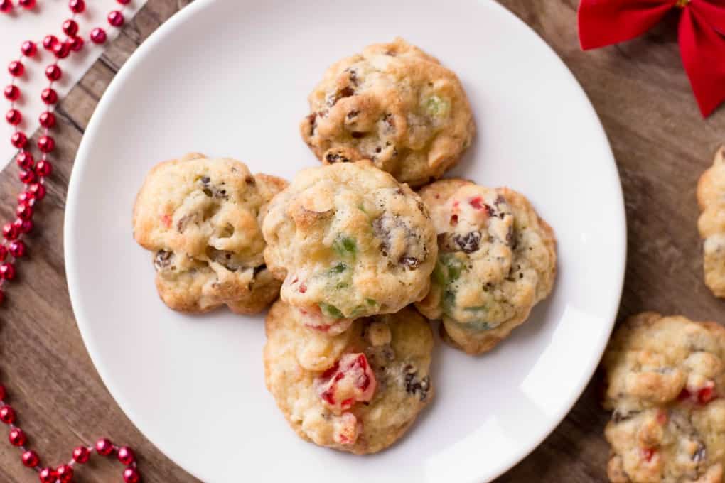 Best Ever Fruitcake Cookies na białym talerzu.