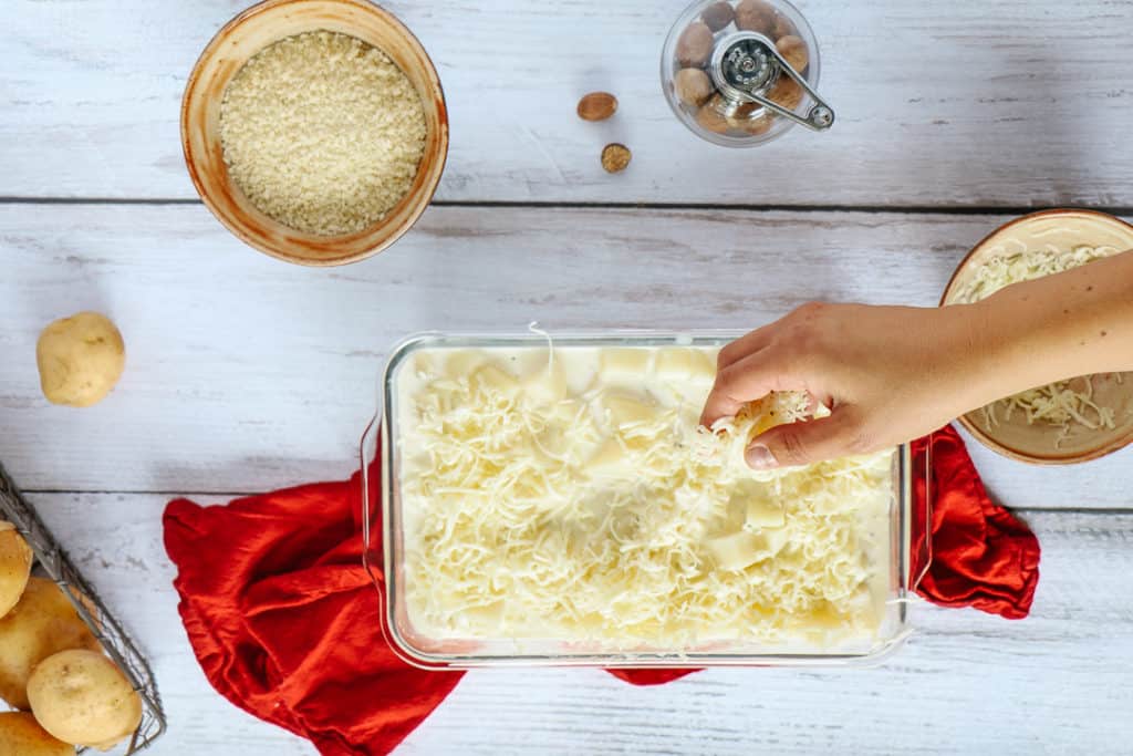 Pôr queijo em cima de uma caçarola de batata