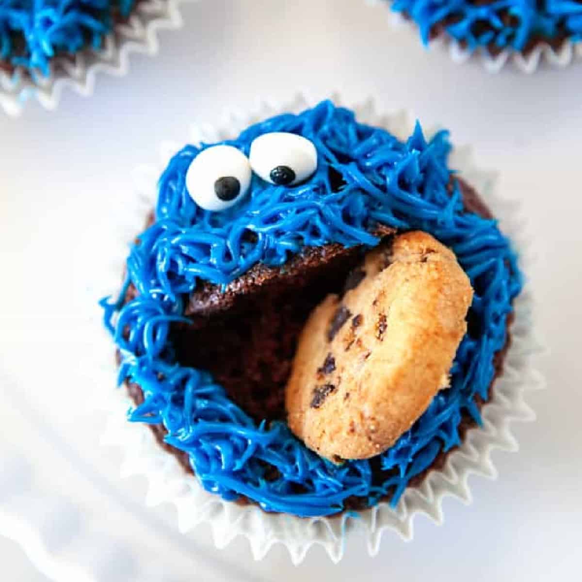 firkantet foto af en cookie monster cupcake