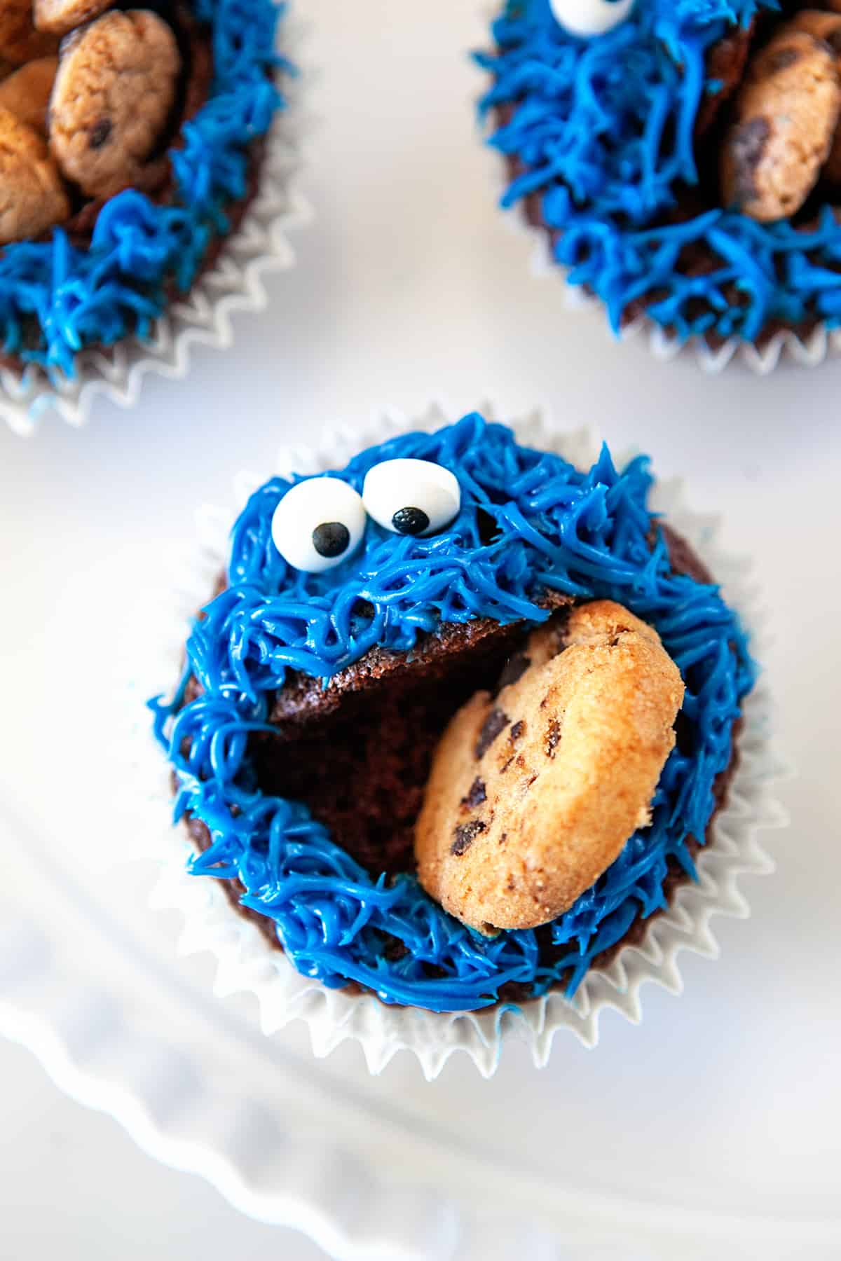 Overhead skud af Cookie Monster Cupcakes