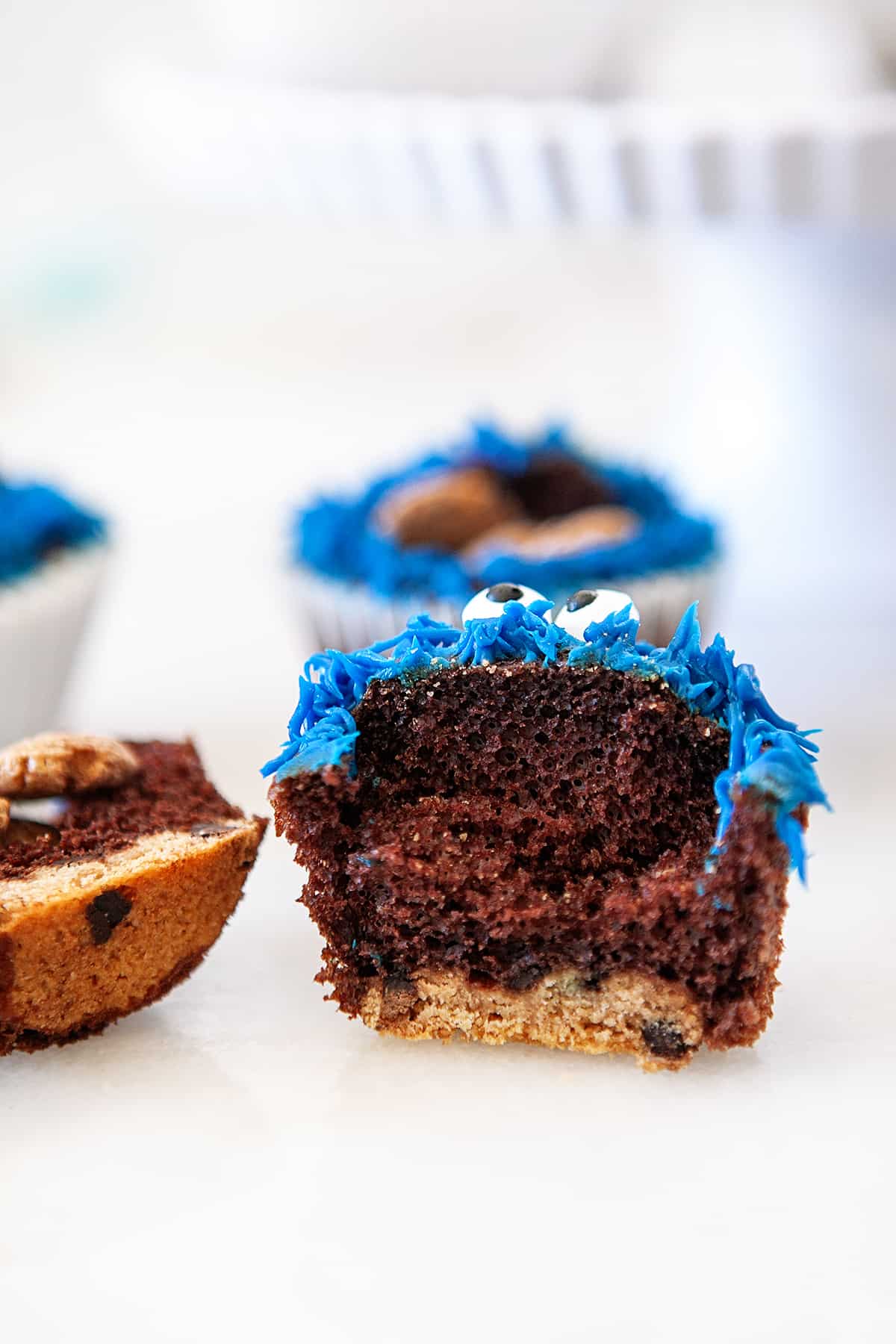 leuke Cookie Monster Cupcakes in tweeën gesneden