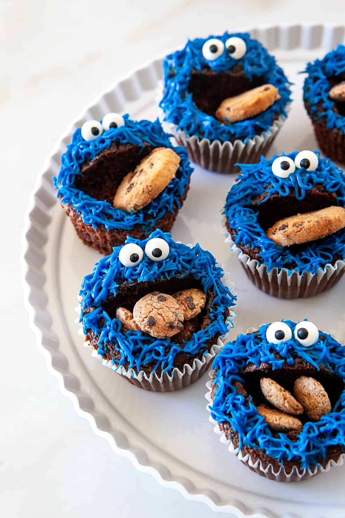 sjov Cookie Monster Cupcakes på et fad