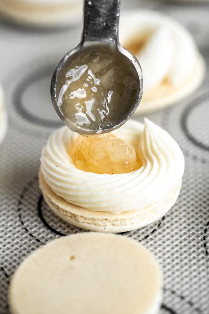Filling a macaron with apple pie filling