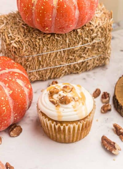 Cupcake, haystacks an pumpkins.