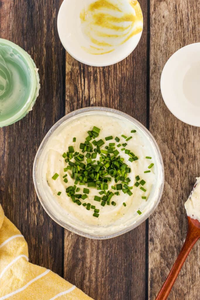 Horseradish sauce topped with chopped chives