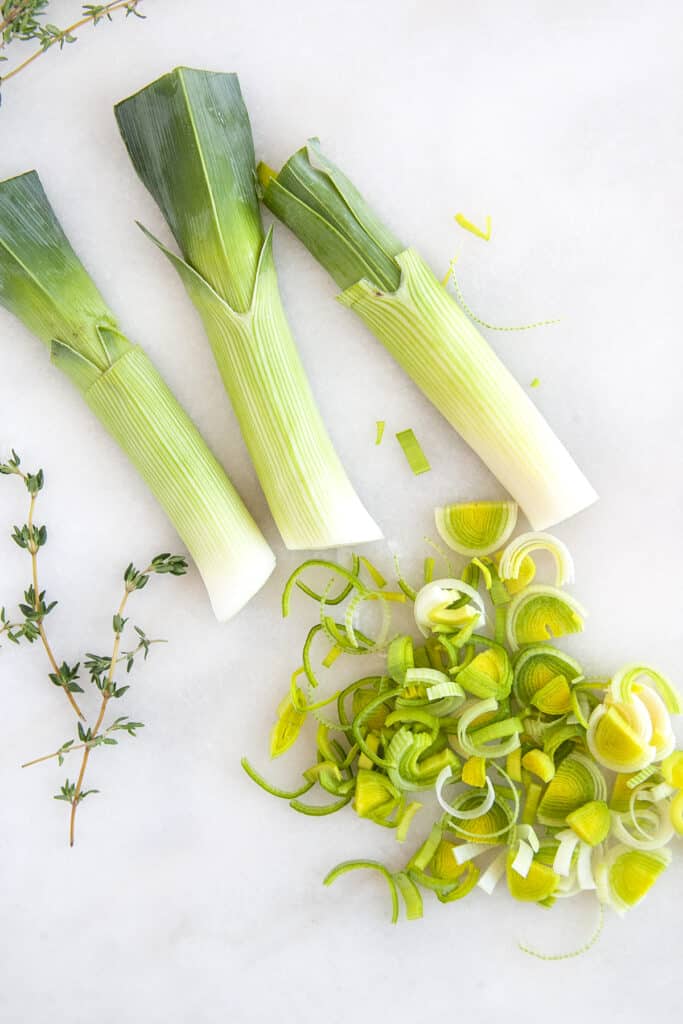 Sliced leeks and whole clean leeks. 