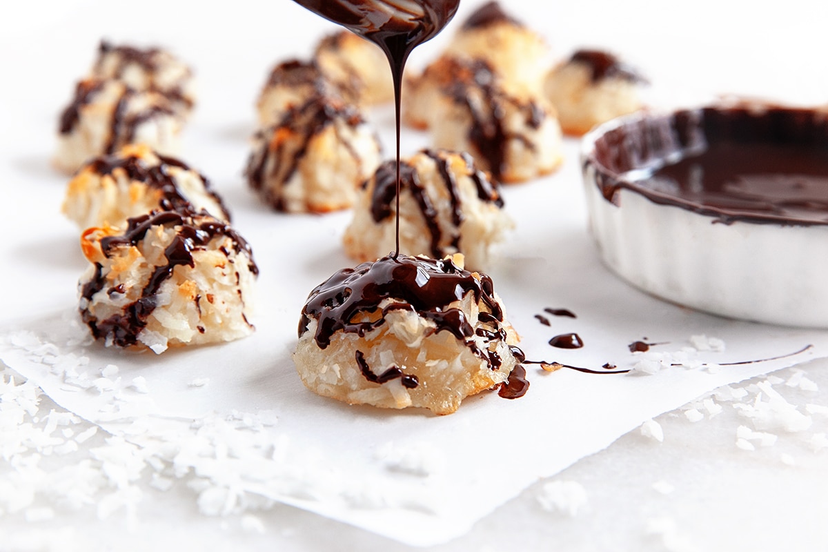 Horizontal picture of drizzling chocolate on a macaroon. 