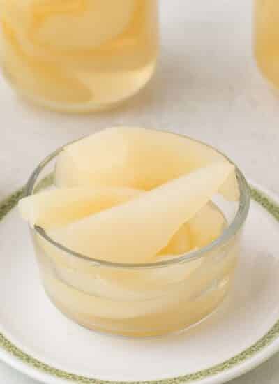 Pears in a bowl after being canned and in a jar.