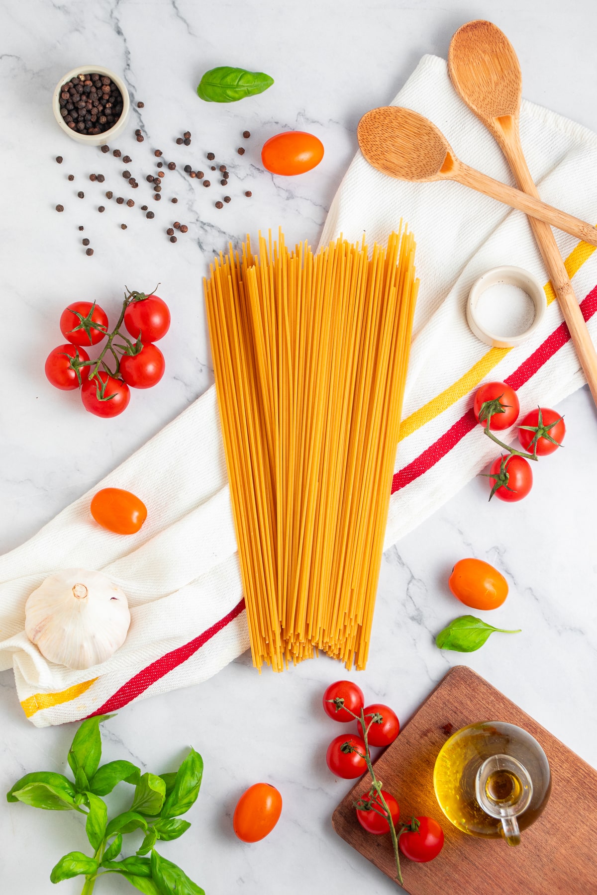 Fresh tomato pasta recipe ingredients.