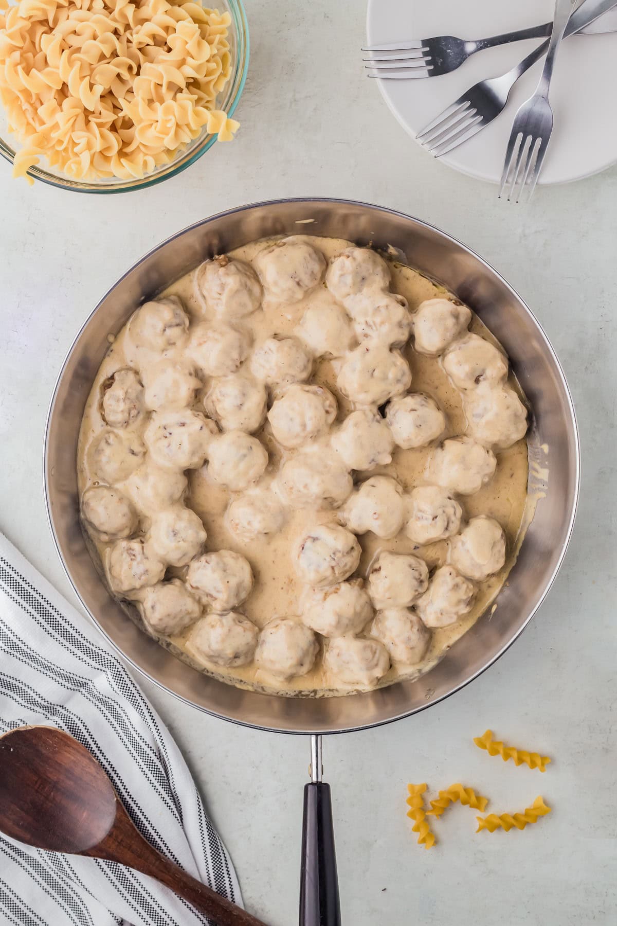 Finished meatballs in a pan. 