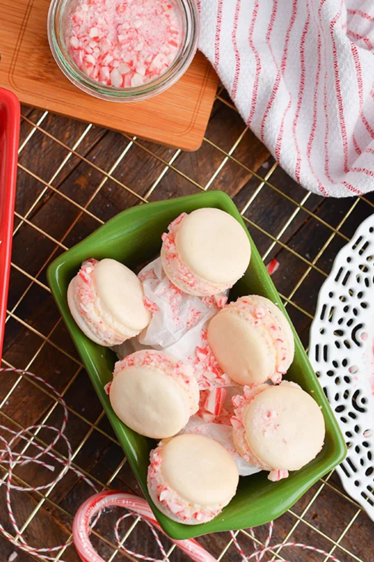 Peppermint macaroons in pan.