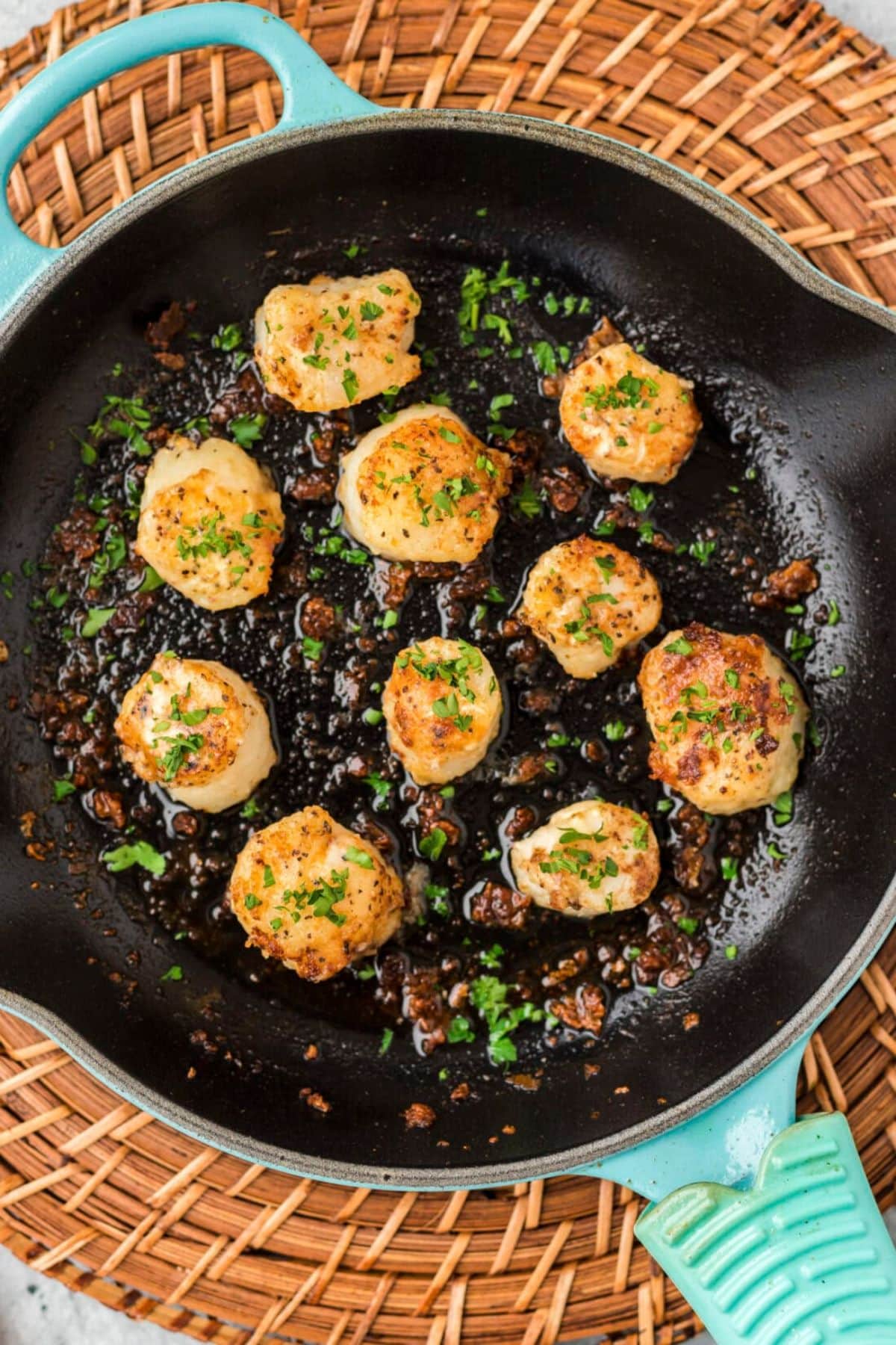 Scallops in skillet.