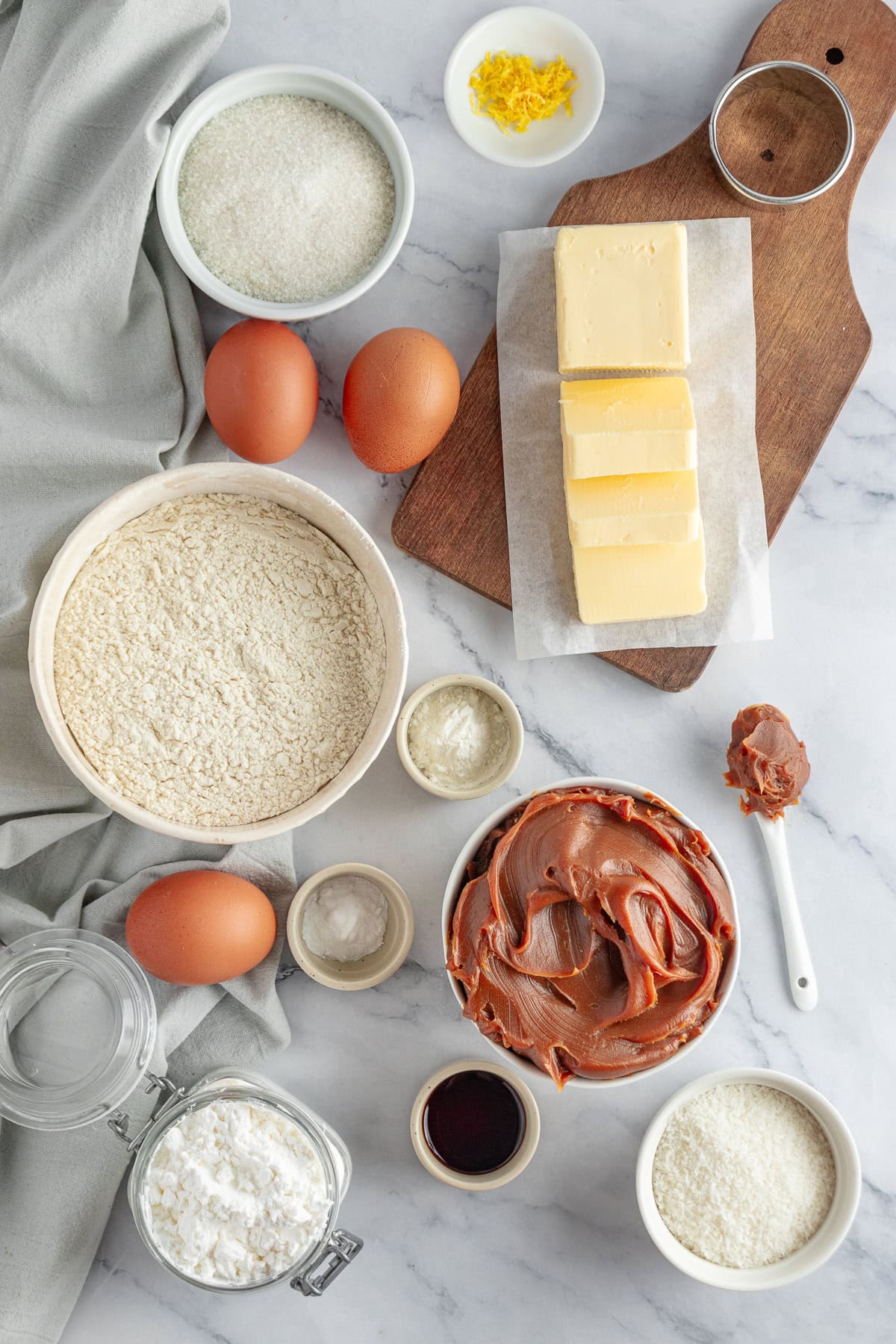 Ingredients for the alfajores recipe.