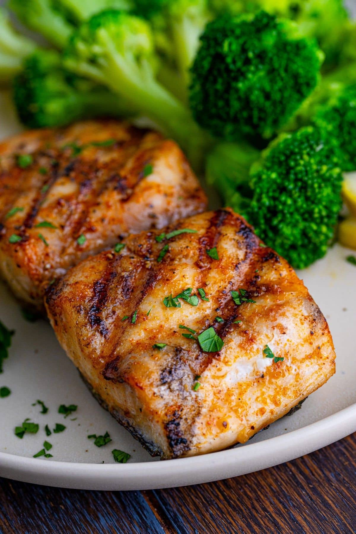 Mahi mahi and broccoli on a plate.