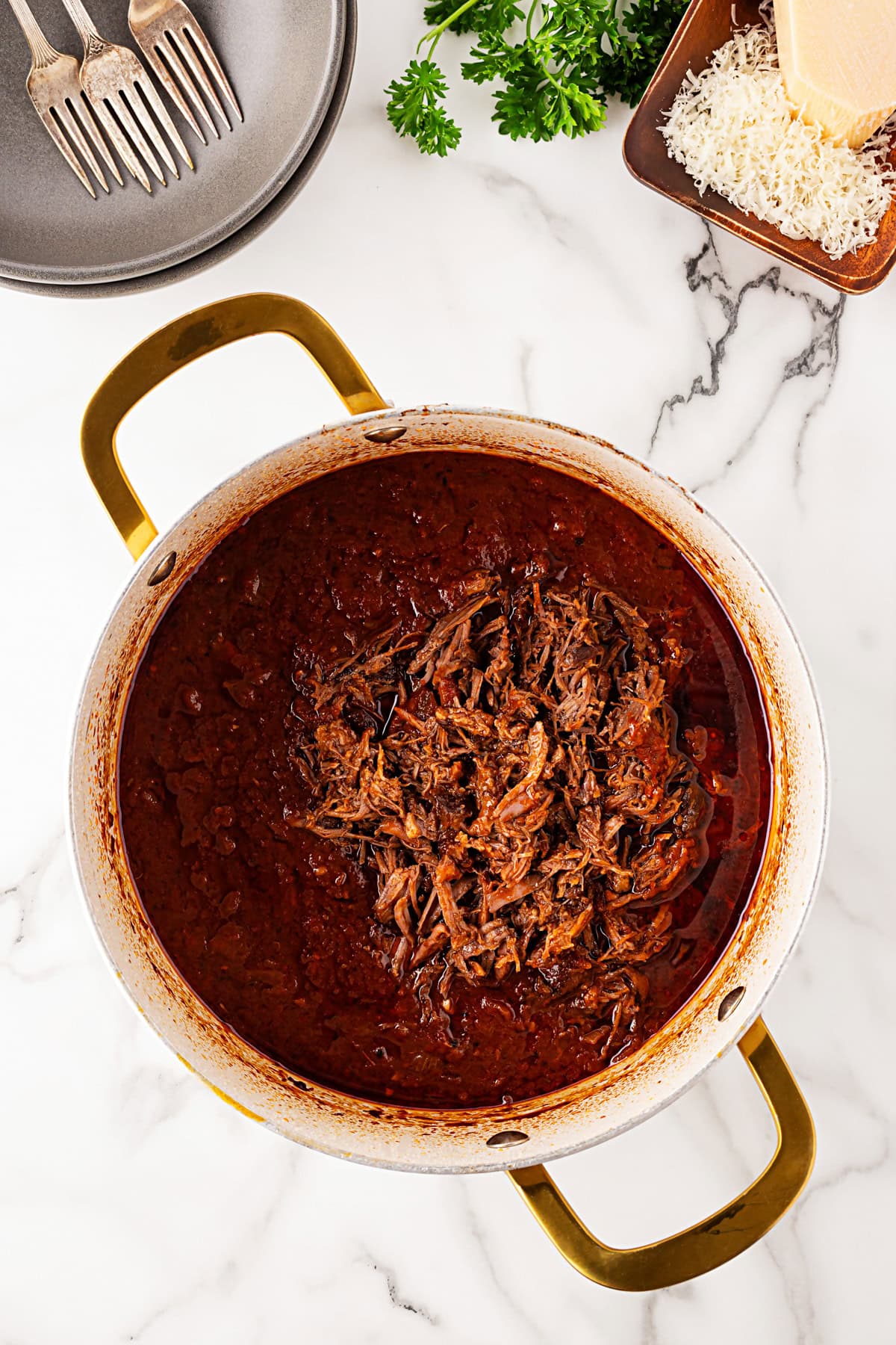 Adding beef to the sauce. 