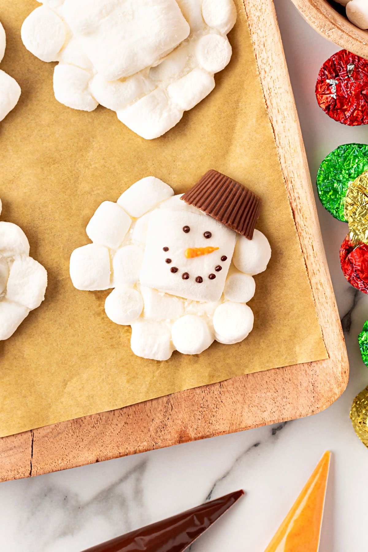 Overhead of one snowman. 