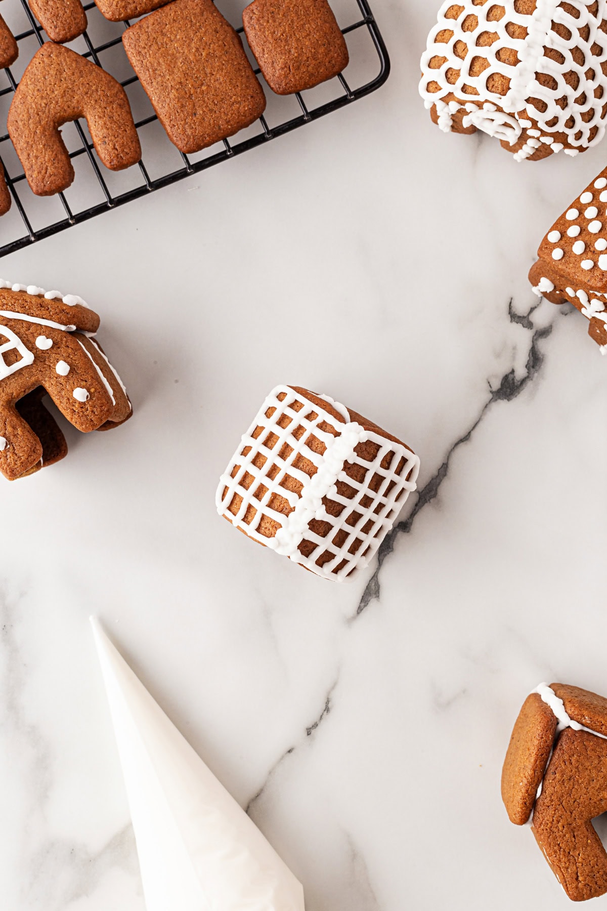 Roof decorated like a grate. 