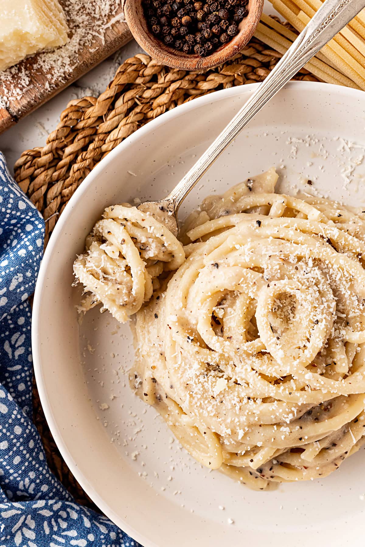 Cacio e Pepe plated and twirled on a fork. 