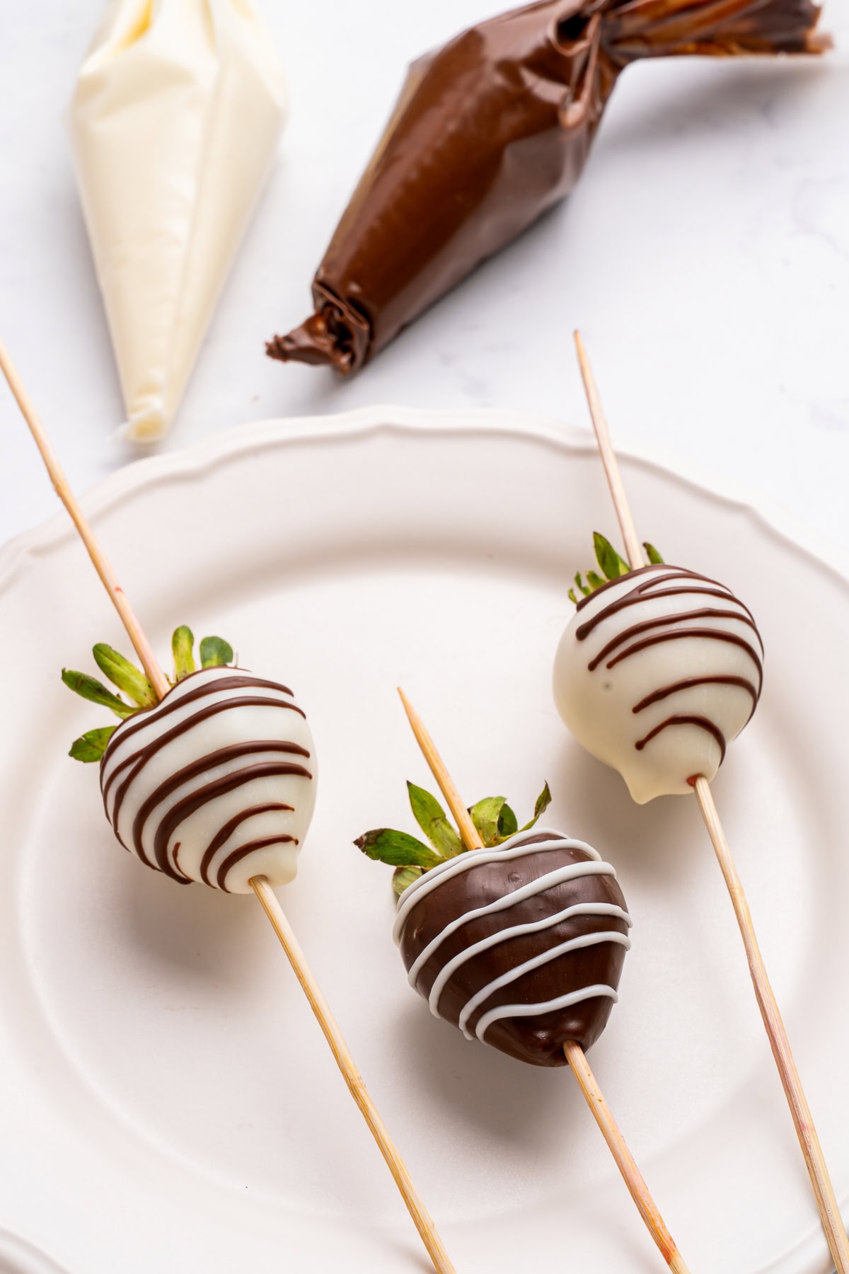 Lines are drawn around chocolate-covered strawberries.