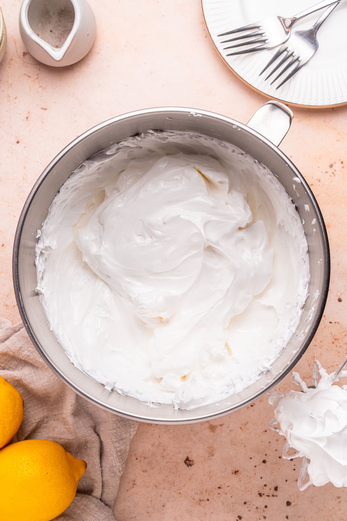 Italian meringue is ready.