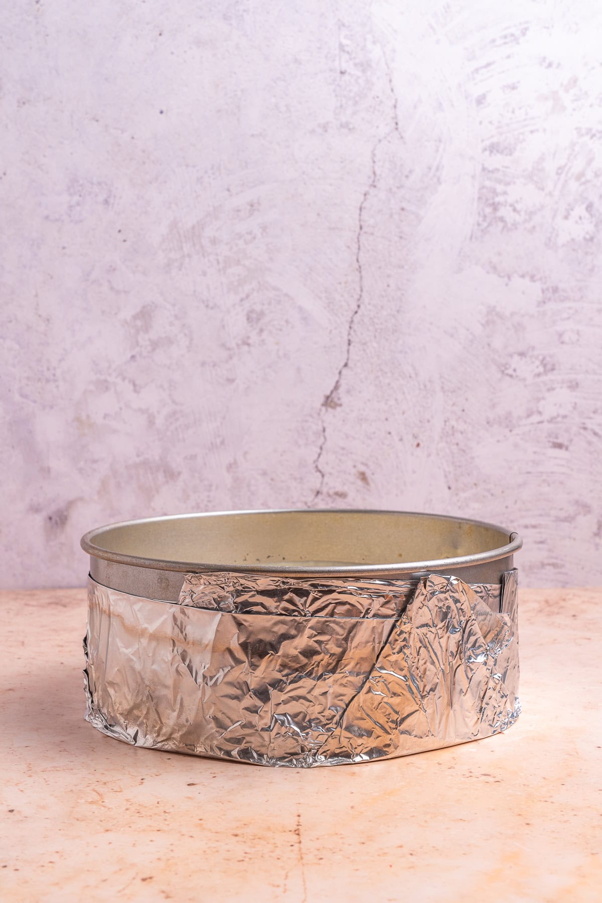 Covering the bottom of the pan with foil paper.