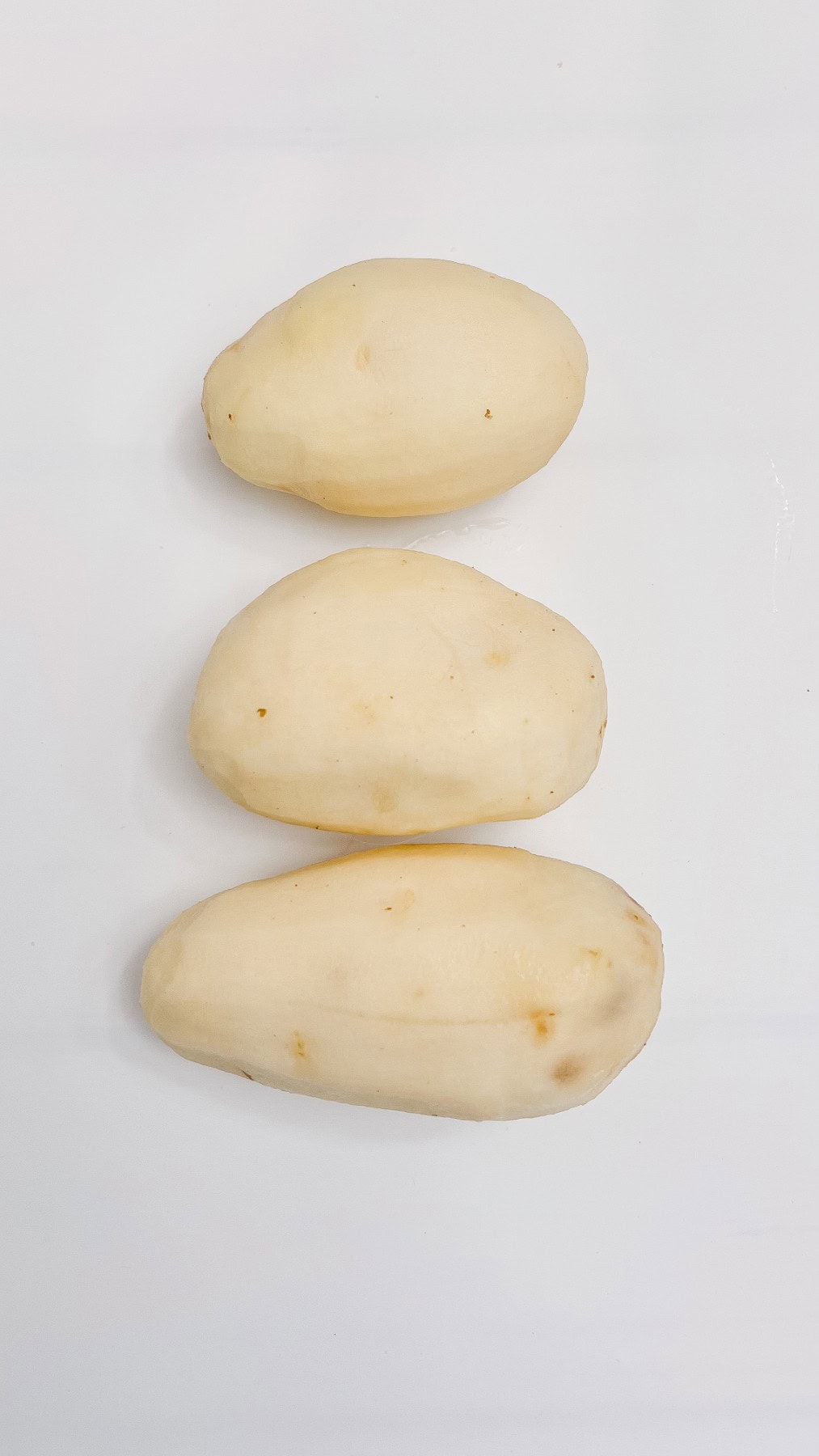 Peeled potatoes. 
