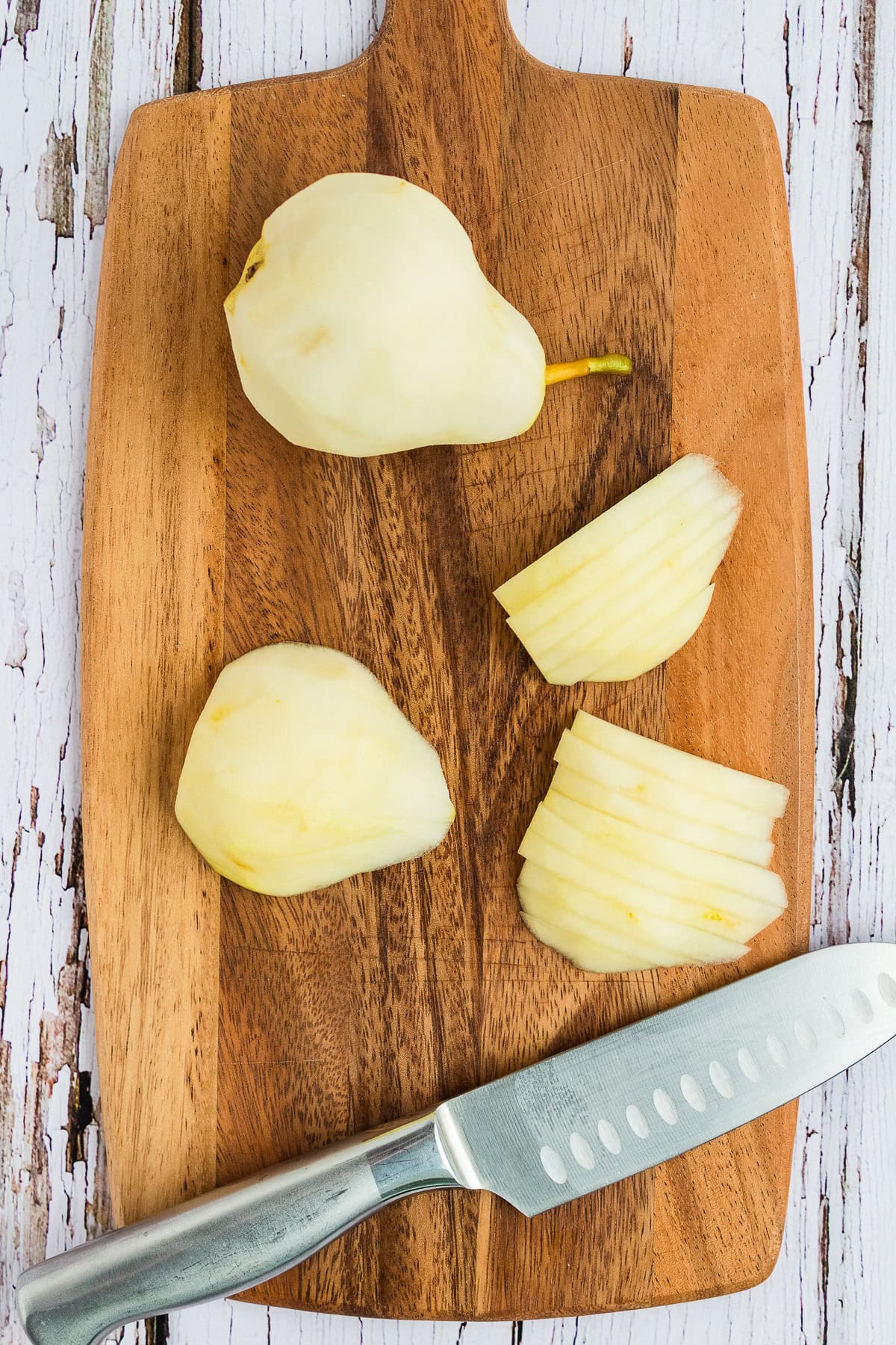 Peeled and sliced pears.