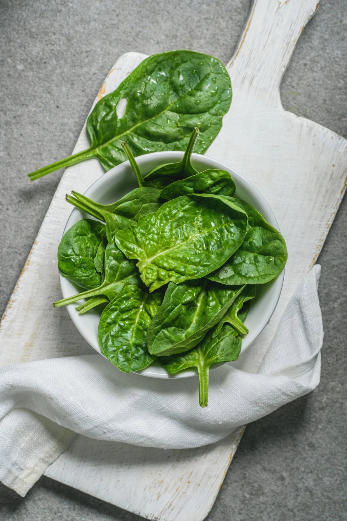 Fresh spinach in a bowl. 