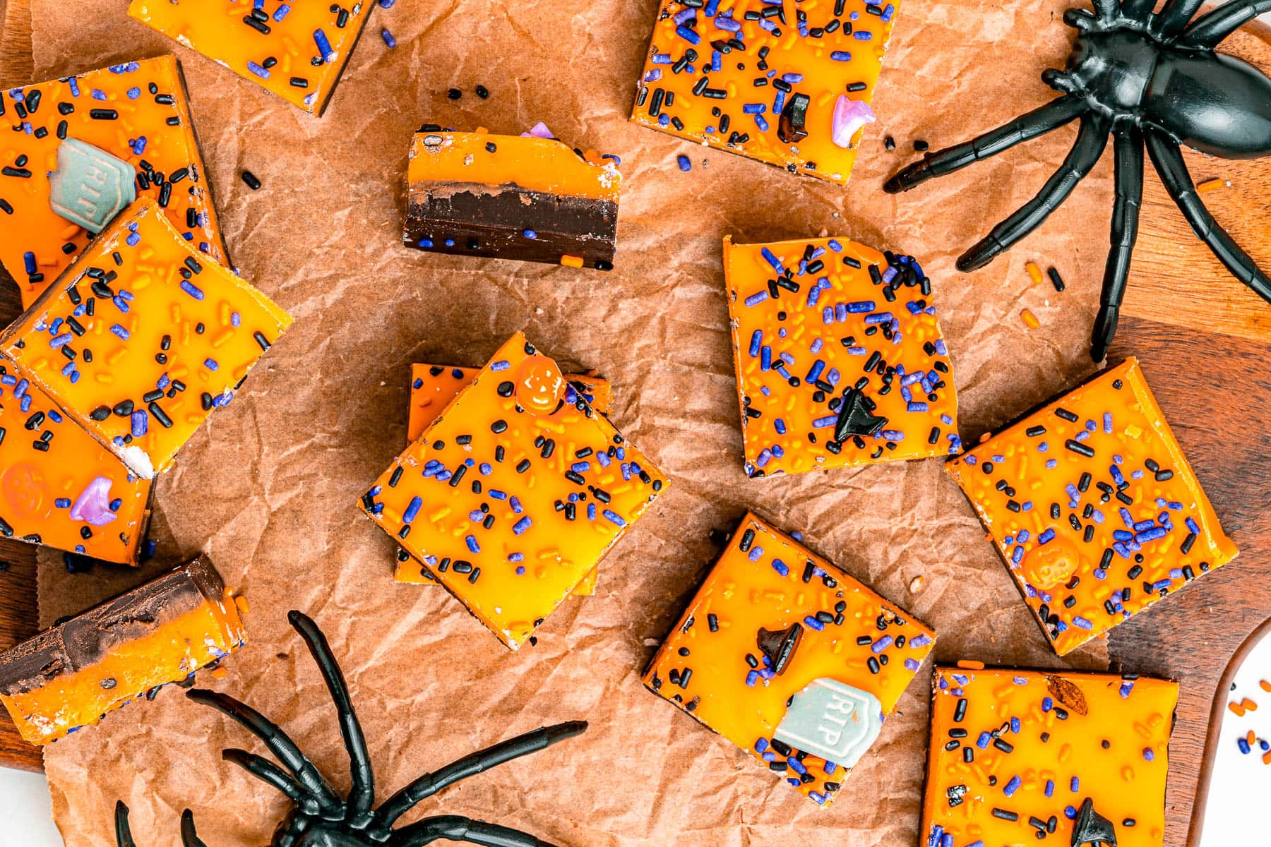 Halloween fudge in a table, with spiders.